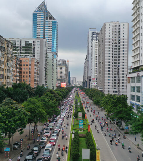 Nhiều công trình trên đường Lê Văn Lương bị thay đổi quy hoạch. Ảnh: Ngọc Thành