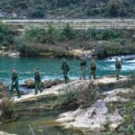 Cán bộ chiến sĩ Đồn biên phòng Ngọc Côn (Cao Bằng) tuần tra dọc sông Quây Sơn, tháng 1/2023. Ảnh: Giang Huy