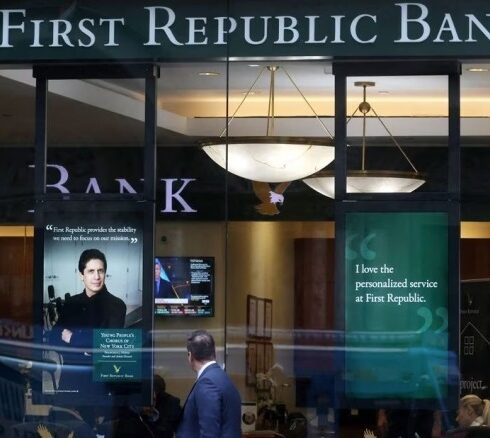 Bên ngoài một chi nhánh của First Republic Bank ở Manhattan. Ảnh: Reuters