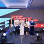 Trịnh Khánh Hạ (đứng giữa) tại buổi lễ trao giải thưởng Study UK Alumni Award 2023