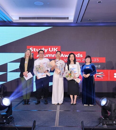Trịnh Khánh Hạ (đứng giữa) tại buổi lễ trao giải thưởng Study UK Alumni Award 2023