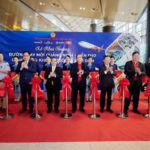 Lễ khai trương đường bay mới Vân Đồn - Cần Thơ được tổ chức tại Cảng hàng không Quốc tế Vân Đồn (Quảng Ninh), ngày 25/4. Lãnh đạo tỉnh Quảng Ninh và TP Cần Thơ cắt băng khai trương đường bay. Ảnh  Sun Group