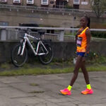 Kosgei đi bộ lên vỉa hè sau khi bỏ cuộc ngay đoạn đầu London Marathon 2023.