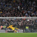 Lindelof sút thành công quả luân lưu quyết định, giúp Man Utd thắng Brighton 7-6. Ảnh: AFP