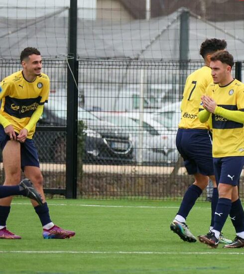 Cầu thủ Pau B trong trận thắng Niort B ở hạng năm Pháp trên sân cỏ nhân tạo Nouste Camp ngày 23/4/2023. Ảnh: La Rep