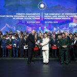 Đại tá Nguyễn Minh Khương đại diện đoàn Bộ Công an Việt Nam nhận huân chương. Ảnh: Xuân Hoa