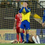 Ronaldo ôm mặt thất vọng trong trận thua Al Wehda ở bán kết King Cup hôm 24/4. Ảnh: Kooora