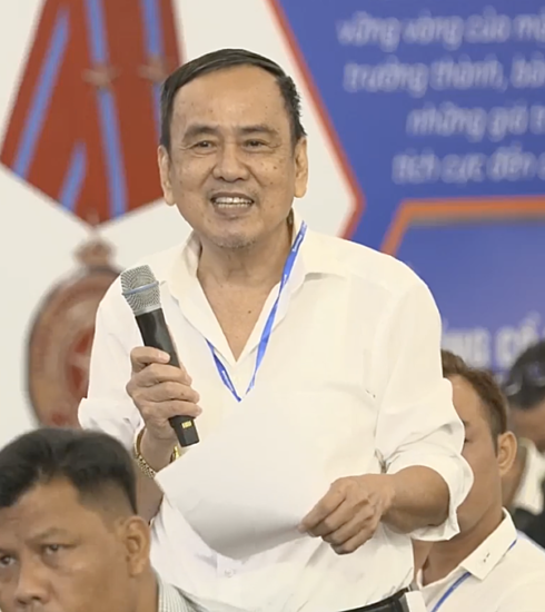 Một cổ đông được uỷ quyền, phát biểu về mong muốn chia cổ tức tại đại hội sáng 25/4. Ảnh chụp màn hìn