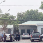 Cảnh sát khám xét cơ quan của Thanh tra giao thông Bà Rịa - Vũng Tàu, chiều 26/4. Ảnh: Song Anh