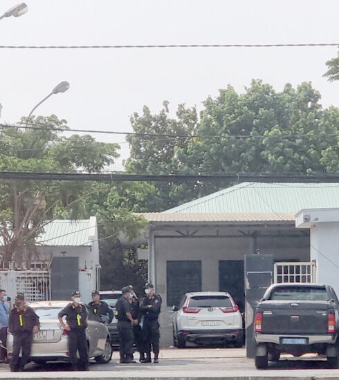 Cảnh sát khám xét cơ quan của Thanh tra giao thông Bà Rịa - Vũng Tàu, chiều 26/4. Ảnh: Song Anh