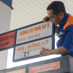 Nhân viên một cây xăng thay bảng niêm yết giá sau quyết định điều chỉnh giá bán của cơ quan quản lý. Ảnh: Quỳnh Trần