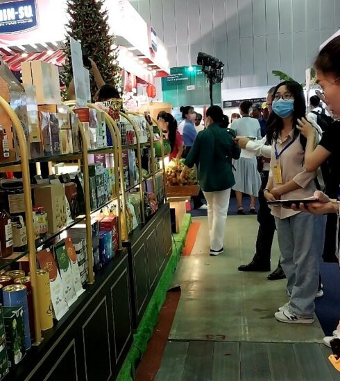 Khách tham guan các gian hàng tại hội chợ hàng Việt Nam xuất khẩu sáng 25/5. Ảnh: Thi Hà