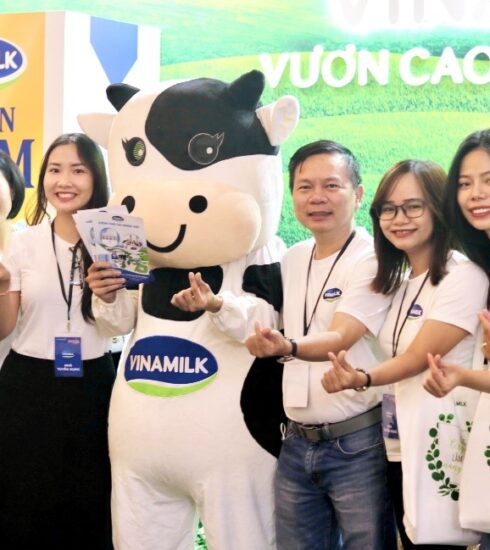 Đội ngũ người lao động tại trụ sở chính của công ty Vinamilk ở quận 7, TP HCM. Ảnh: XIN TÊN NGƯỜI CHỤP