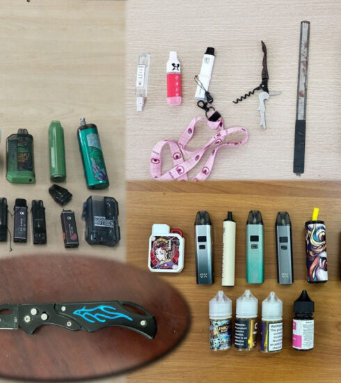 Công an thu giữ hàng trăm hung khí nguy hiểm học sinh mangh tới trường. Ảnh: Lam Sơn