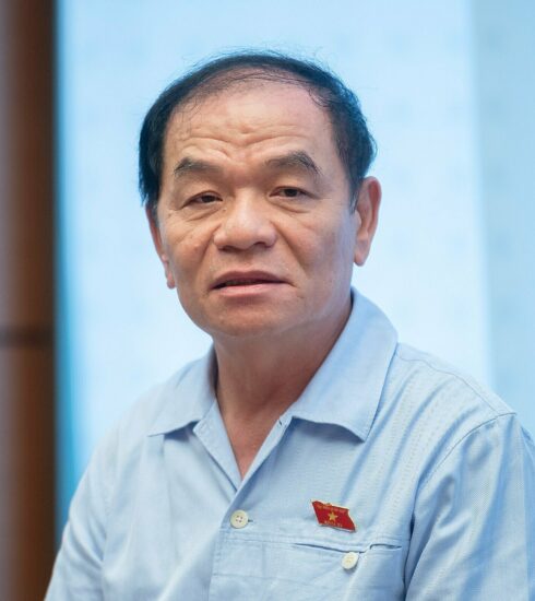 Đại biểu Lê Thanh Vân (thường trực Ủy ban Tài chính - Ngân sách) phát biểu sáng 25/5. Ảnh: Phạm Thắng