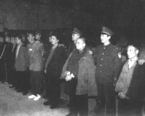 Bành Diệu Kế (bìa phải) cùng 10 đồng phạm nghe tòa tuyên án năm 1999. Ảnh: Baike