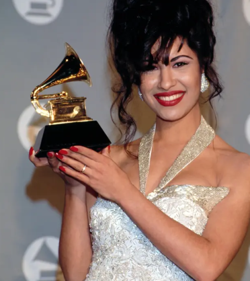 Selena nhận giải Grammy năm 1994. Ảnh: Alamy