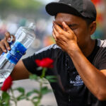 Người dân TP HCM trong thời tiết nắng nóng, tháng 4/2023. Ảnh: Quỳnh Trần