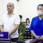 Vợ chồng ông Hiển, và Liên nghe bản án, chiều 4/5. Ảnh: Danh Lam