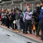 Người Anh chờ xe bus ở London, ngày 6/6/2022. Ảnh: AFP