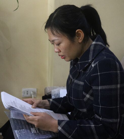 Chị Dương thương con bị cai sữa mẹ khi mới 6 tháng tuổi, mong sớm được trả lại quyền làm mẹ. Ảnh: Danh Lam