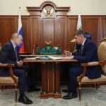 Tổng thống Vladimir Putin (trái) và Bộ trưởng Phát triển Kinh tế Maxim Reshetnikov tại Điện Kremlin ngày 4/5. Ảnh: AFP