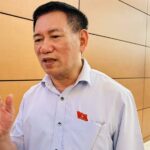 Bộ trưởng Tài chính Hồ Đức Phớc chia sẻ bên hành lang Quốc hội ngày 25/5. Ảnh: Anh Minh