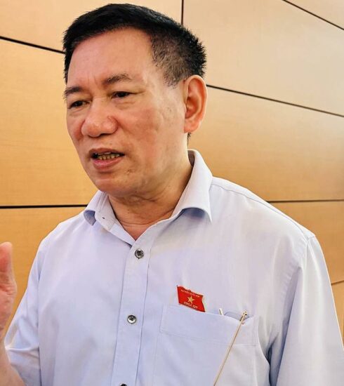 Bộ trưởng Tài chính Hồ Đức Phớc chia sẻ bên hành lang Quốc hội ngày 25/5. Ảnh: Anh Minh