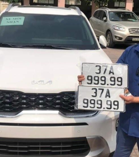 Người đàn ông ở Nghệ An tự bấm được biển số ngũ quý 9. Ảnh: Hữu Tuyến