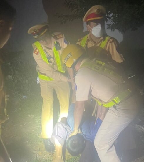 CSGT khống chế lái xe Minh. Ảnh: Cơ quan công an cung cấp