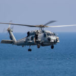 Trực thăng MH-60R Mỹ chuẩn bị đáp xuống tàu sân bay USS Nimitz trên biển Arab tháng 10/2020. Ảnh: US Navy