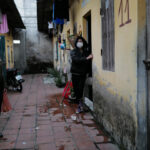 Công nhân trò chuyện trước giờ đi ca, trong một khu trọ ở Kim Chung (Đông Anh, Hà Nội), tháng 2/2022. Ảnh: Ngọc Thành