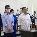 Bị cáo Phan Huy Anh Vũ, (giữa hàng đầu) cựu giám đốc bệnh viện đa khoa và sở Y tế Đồng Nai, được hơn 4.000 cán bộ, bệnh nhân và người dân tỉnh này viết đơn xin giảm nhẹ do có nhiều cống hiến ngành y, được tòa giảm án tù. Ảnh: Danh Lam