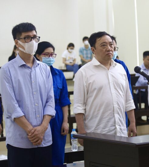 Bị cáo Phan Huy Anh Vũ, (giữa hàng đầu) cựu giám đốc bệnh viện đa khoa và sở Y tế Đồng Nai, được hơn 4.000 cán bộ, bệnh nhân và người dân tỉnh này viết đơn xin giảm nhẹ do có nhiều cống hiến ngành y, được tòa giảm án tù. Ảnh: Danh Lam