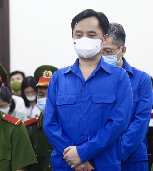 Bị cáo Đô Thành Nhân nghe tuyên án, chiều 12/5. Ảnh: Danh Lam