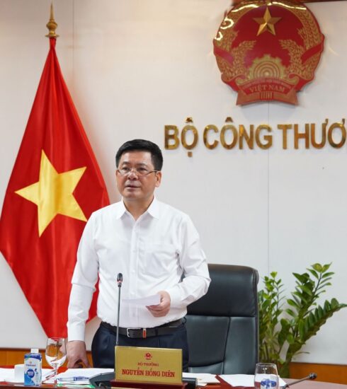 Bộ trưởng Công Thương Nguyễn Hồng Diên tại cuộc làm việc về kế hoạch cung cấp điện những tháng cao điểm nắng nóng hôm 13/5. Ảnh: Moit