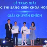 Học sinh Đinh Văn Trung (thứ ba, từ trái sang) nhận giải Khuyến khích. Ảnh: Giang Huy