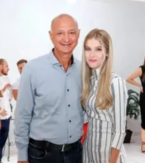 Cựu thị trưởng Dehaini và người vợ kém 49 tuổi trong hôn lễ hồi giữa tháng 4/2023. Ảnh: Newsflash/MagazineFeatures