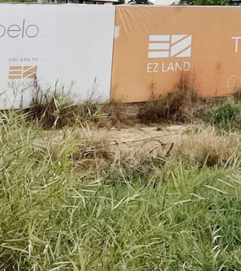 Hàng rào khu đất dự án Hausbelo vẫn còn lưu lại thông tin tên dự án và công bố EZLand (công ty mẹ của Công ty AHC Minh Sơn) là chủ đầu tư dự án. Ảnh: Trung Tín