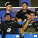 HLV Indra Sjafri (hàng dưới, bên trái) tới theo dõi Việt Nam đá với Lào ngày 30/4. Ảnh: Lâm Thoả