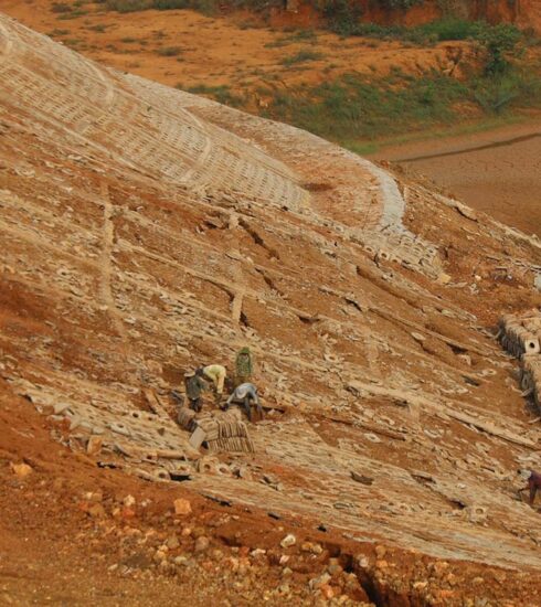 Bờ kè, ta luy bên ngoài Dự án Khu công nghiệp Nhân Cơ bị sụt lún, hư hỏng nặng. Ảnh: Ngọc Oanh