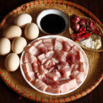 Chọn thịt dọi quế nạc mỡ đan xen là ngon nhất khi làm thịt kho. Ảnh: Bùi Thủy