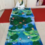 Một phần của chiếc áo dàiNon sông gấm vóc trưng bày tại sự kiện. Ảnh: Tân Cao