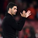 Arteta vỗ tay cảm ơn người hâm mộ Arsenal sau trận thắng Chelsea 3-1 trên sân nhà Emirates ngày 2/5. Ảnh: arsenal.com