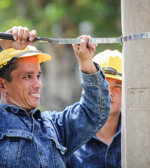 Công nhân Điện lực TP HCM sửa chữa điện tại khu chế xuất Tân Thuận (quận 7, TP HCM). Ảnh: Thành Nguyễn