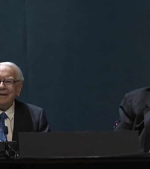 Warren Buffett và Phó tướng Charlie Munger tại ĐHCĐ Berkshire Hathaway hôm 6/5. Ảnh: CNBC