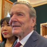 Celebration in bad company: Gerhard Schröder and his wife So-yeon Schröder-Kim (55) on Tuesday evening in the Russian embassy