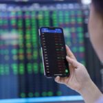 Nhà đầu tư theo dõi giá cổ phiếu tại một sàn chứng khoán ở quận 1, TP HCM. Ảnh: Quỳnh Trần