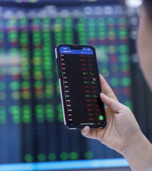 Nhà đầu tư theo dõi giá cổ phiếu tại một sàn chứng khoán ở quận 1, TP HCM. Ảnh: Quỳnh Trần