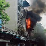 Ngôi nhà bốn tầng nằm trong phố Thành Công bốc cháy sáng 13/5. Ảnh: Xuân Hoa